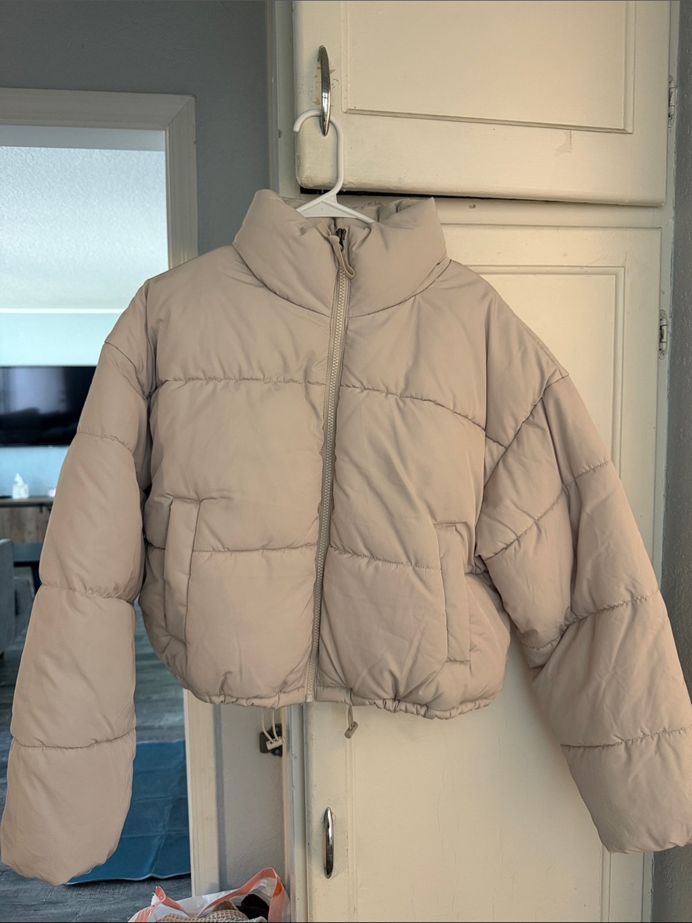 Wander Cropped Puffer Jacket in Light Beige